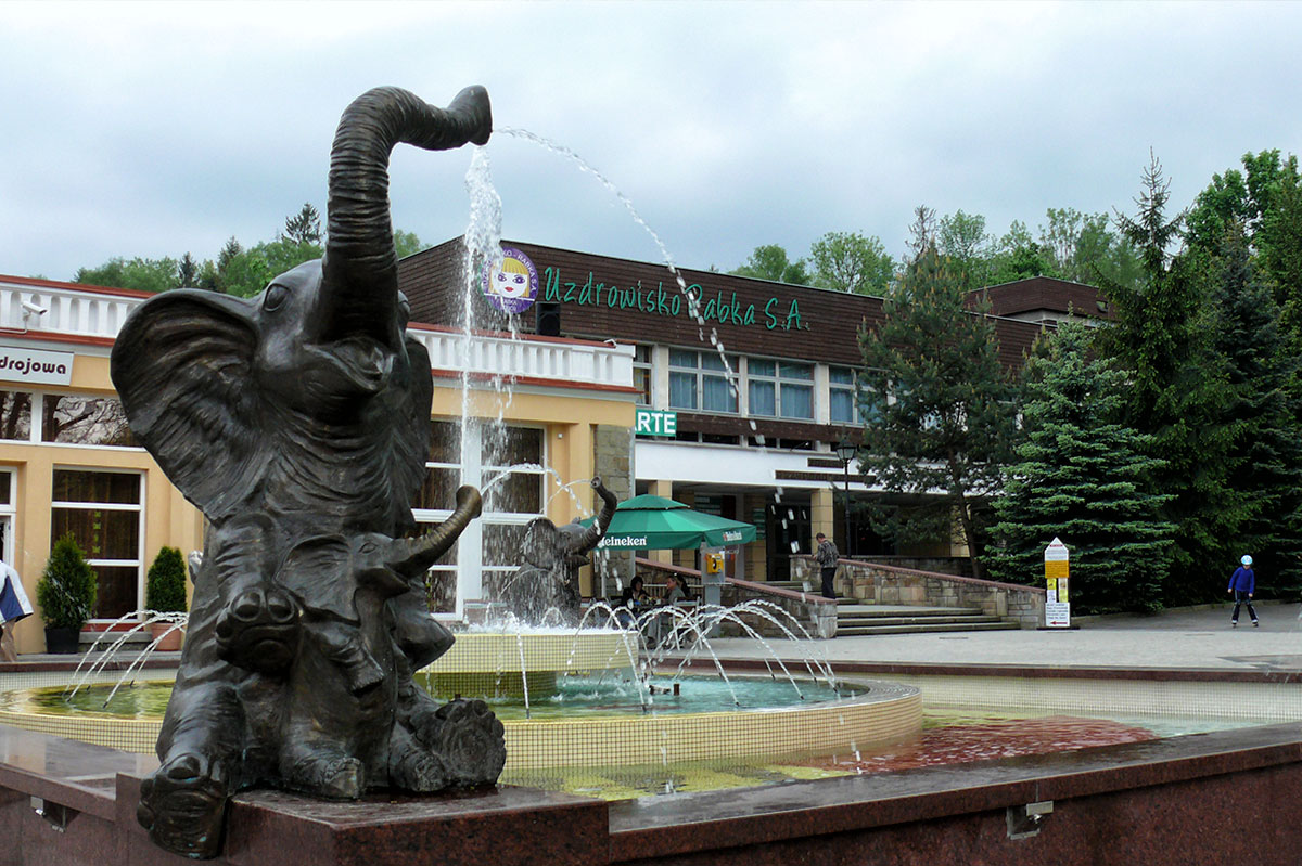 Deptak i fontanna ze słoniami Rabka Zdrój